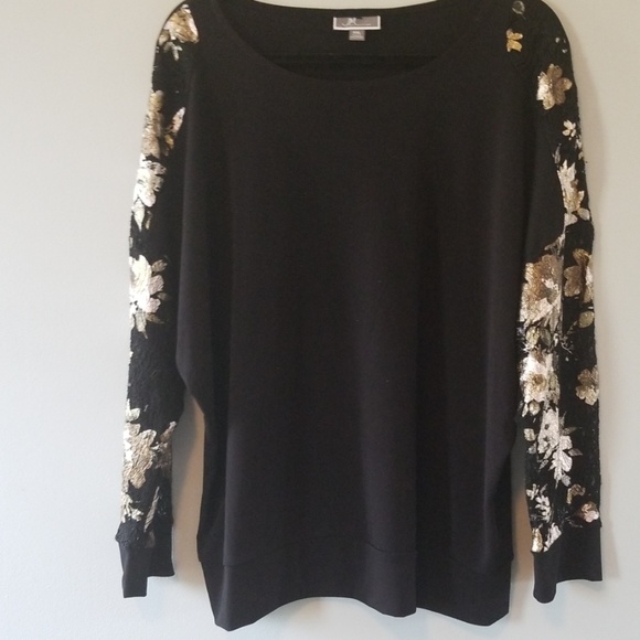 JM Collection Tops - 🏆HP🏆JM Collection Shirt. Flower Lace Sleeves